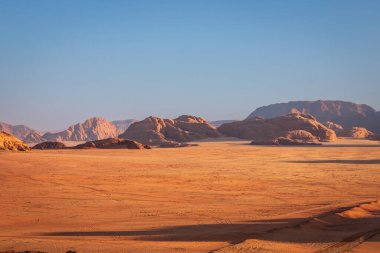 Gün doğumunda Ürdün 'deki Wadi Rum çölünün manzarası