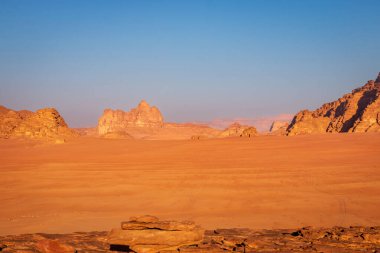 Gün doğumunda Ürdün 'deki Wadi Rum çölünün manzarası