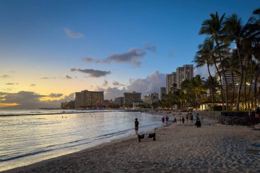 Honolulu 'daki Waikiki Sahili manzaralı Hawaii adası Oahu, ABD' de gün batımından sonra bulutlu renkli gökyüzüne karşı