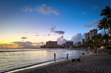 Honolulu 'daki Waikiki Sahili manzaralı Hawaii adası Oahu, ABD' de gün batımından sonra bulutlu renkli gökyüzüne karşı