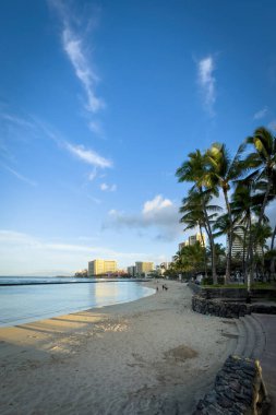 Honolulu 'daki Waikiki Sahili manzaralı Hawaii adası Oahu, ABD' de gün doğumunda mavi gökyüzüne karşı bulutlu