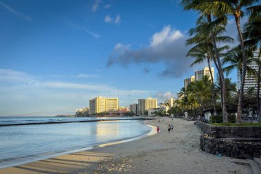 Honolulu 'daki Waikiki Sahili manzaralı Hawaii adası Oahu, ABD' de gün doğumunda mavi gökyüzüne karşı bulutlu