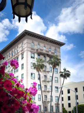 Beverly Hills, Kaliforniya 'daki Beverly Wilshire Oteli cephesi Bulutlu mavi gökyüzüne karşı
