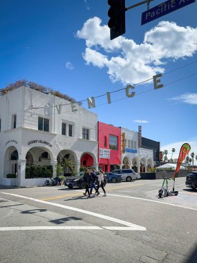 Venice Beach, ABD - 31 Mart 2024: Venice Beach, Kaliforniya 'daki Pasifik Bulvarı' nda bulutlu mavi gökyüzüne karşı meşhur Venedik tabelası