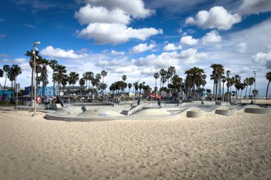 Venice Beach, ABD - 31 Mart 2024: Venedik Plaj Kaykay Parkı 'nın bulutlu mavi gökyüzüne karşı manzarası