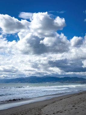 Santa Monica dağlarına ve bulutlu mavi gökyüzüne karşı Venedik Plajı, Los Angeles, Kaliforniya manzarası