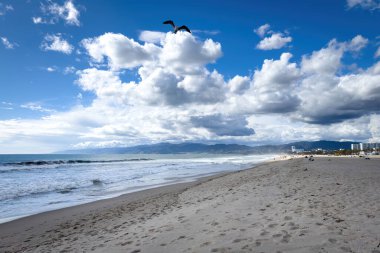 Santa Monica dağlarına ve bulutlu mavi gökyüzüne karşı Venedik Plajı, Los Angeles, Kaliforniya manzarası