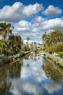 Venice Beach, Los Angeles, Kaliforniya 'daki meşhur Venedik Kanalı mavi gökyüzüne karşı bulutlu