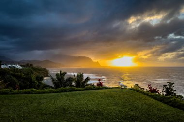 Hawaii 'nin kuzeyindeki Kauai adasının ünlü Napali sahilinin gün batımında manzarası.