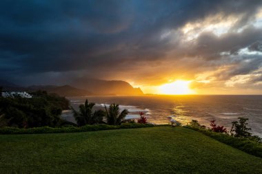 Hawaii 'nin kuzeyindeki Kauai adasının ünlü Napali sahilinin gün batımında manzarası.