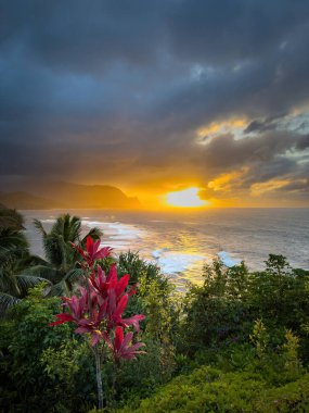 Hawaii 'nin kuzeyindeki Kauai adasının ünlü Napali sahilinin gün batımında manzarası.