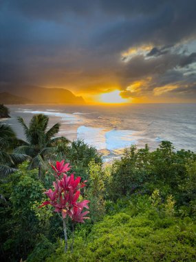 Hawaii 'nin kuzeyindeki Kauai adasının ünlü Napali sahilinin gün batımında manzarası.