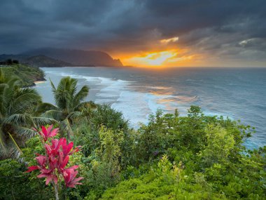 Hawaii 'nin kuzeyindeki Kauai adasının ünlü Napali sahilinin gün batımında manzarası.