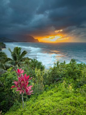 Hawaii 'nin kuzeyindeki Kauai adasının ünlü Napali sahilinin gün batımında manzarası.