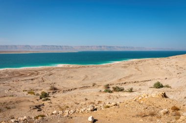 Ölü Deniz 'in manzarası Ürdün' den Westbank 'e doğru mavi gökyüzüne bakıyor