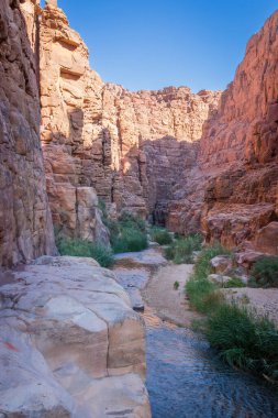 Ürdün 'deki Wadi Mujib Kanyonu' nun mavi gökyüzüne karşı manzarası