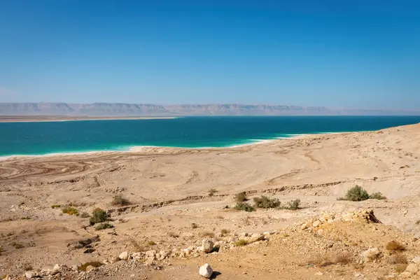 Ölü Deniz 'in manzarası Ürdün' den Westbank 'e doğru mavi gökyüzüne bakıyor