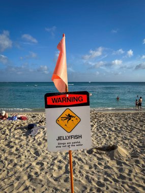 Honolulu, Hawaii, ABD - 2 Nisan 2024 Waikiki Beach, Honolulu, Hawaii, ABD 'de mavi gökyüzüne karşı denizanası uyarısı