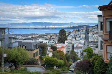 San Francisco, California, ABD Rus Tepesi bölgesinde Lombard Caddesi 'nden mavi gökyüzüne karşı bulutlu manzara