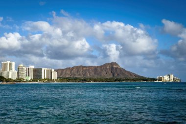 Honolulu, Hawaii 'deki Diamond Head kraterinin manzarası bulutlu mavi gökyüzüne karşı.