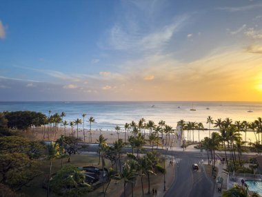 Waikiki Duvarı Honolulu, Hawaii, ABD Kalakaua Bulvarı ve Kapahulu Bulutlu mavi gökyüzüne karşı gün batımında