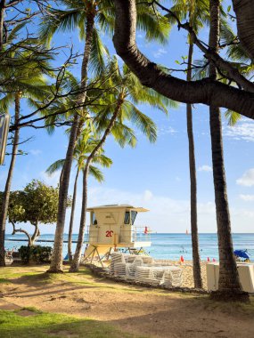 Waikiki Sahili, Honolulu, Hawaii, ABD 'de günbatımında mavi gökyüzüne karşı cankurtaran kulesi