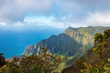 Kalalau Gözcüsü, ABD 'nin Hawaii adası Kauai' deki Koke 'e Eyalet Parkı' ndaki güzel Napali Sahili manzaralı.