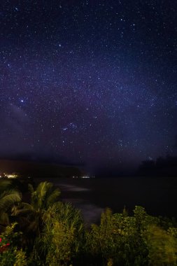 Hawaii 'nin kuzey kıyısındaki Kauai adasının manzarası. Gökyüzü yıldızlarla dolu.