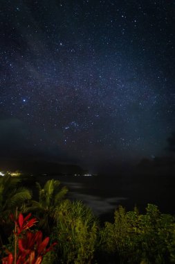 Hawaii 'nin kuzey kıyısındaki Kauai adasının manzarası. Gökyüzü yıldızlarla dolu.