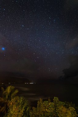 Hawaii 'nin kuzey kıyısındaki Kauai adasının manzarası. Gökyüzü yıldızlarla dolu.
