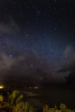 Hawaii 'nin kuzey kıyısındaki Kauai adasının manzarası. Gökyüzü yıldızlarla dolu.