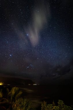 Hawaii 'nin kuzey kıyısındaki Kauai adasının manzarası. Gökyüzü yıldızlarla dolu.