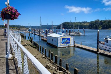 Siuslaw Nehri kıyıları, liman ve Floransa, Oregon, ABD 'de yaz aylarında mavi gökyüzüne karşı
