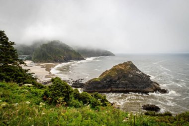 Cape Cove Sahili ve Şeytani Dirsek Oregon Pasifik Sahili, ABD Bulutlu bir yaz gününde