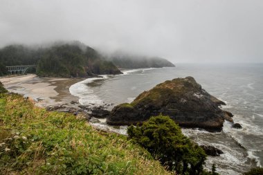Cape Cove Sahili ve Şeytani Dirsek Oregon Pasifik Sahili, ABD Bulutlu bir yaz gününde