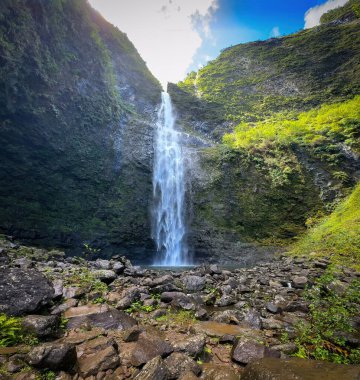 Hanakapiai Şelalesinin manzarası, Hanakapiai Vadisi 'nin sonundaki bir şelale yürüyüş yolu, Kauai, Hawaii, ABD' de bulutlu mavi gökyüzüne karşı