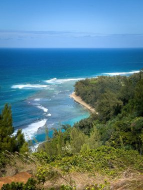 Hawaii 'nin Kauai adasındaki Kee Plajı Kalalau Patikası' ndan mavi gökyüzüne karşı bulutlarla görüldü.