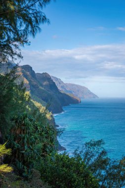 Kalalau Patikası, Kauai, Hawaii, ABD 'den görülen muhteşem Napali Sahili manzarası sabah bulutlu mavi gökyüzüne karşı