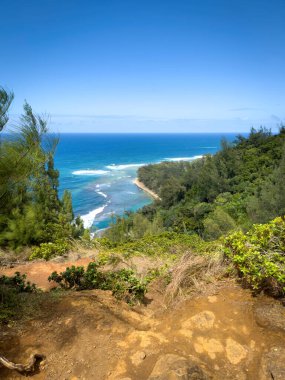 Hawaii 'nin Kauai adasındaki Kee Plajı Kalalau Patikası' ndan mavi gökyüzüne karşı bulutlarla görüldü.