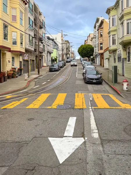 San Francisco, Kaliforniya, ABD - 12 Nisan 2024: Jackson Caddesi bulutlu gökyüzüne karşı teleferikten görüldü