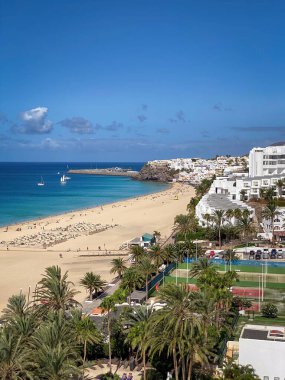 Morro Jable, Fuerteventura, İspanya - 26 Ağustos 2022: Mavi gökyüzüne karşı Playa del Matorral plajı manzarası