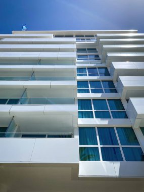 Morro Jable, Fuerteventura, İspanya - 28 Ağustos 2022: Düşük açılı ana bina Hotel Robinson Club Jandia Playa mavi gökyüzüne karşı