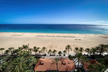 İspanya 'nın Fuerteventura adasındaki Playa del Matorral manzarası mavi gökyüzüne karşı