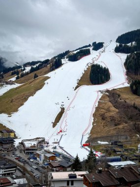 Saalbach-Hinterglemm, Avusturya - 18 Mart 2024: Dünya Şampiyonası 'na ev sahipliği yapmadan bir yıl önce 12er Kogel' de Alp disiplini dünya kayak kupası yamacını bitirmek