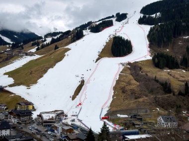 Saalbach-Hinterglemm, Avusturya - 18 Mart 2024: Dünya Şampiyonası 'na ev sahipliği yapmadan bir yıl önce 12er Kogel' de Alp disiplini dünya kayak kupası yamacını bitirmek