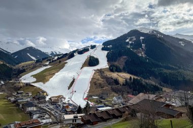 Saalbach-Hinterglemm, Avusturya - 19 Mart 2024: Dünya Şampiyonası 'na ev sahipliği yapmadan bir yıl önce 12er Kogel' de Alp disiplini dünya kayak kupası yamacını bitirmek