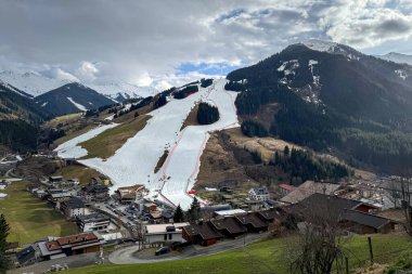 Saalbach-Hinterglemm, Avusturya - 19 Mart 2024: Dünya Şampiyonası 'na ev sahipliği yapmadan bir yıl önce 12er Kogel' de Alp disiplini dünya kayak kupası yamacını bitirmek