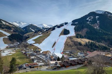 Saalbach-Hinterglemm, Avusturya - 20 Mart 2024: Dünya Şampiyonası 'na ev sahipliği yapmadan bir yıl önce 12er Kogel' de Alp disiplini dünya kayak kupası yamacını bitirmek