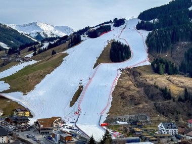 Saalbach-Hinterglemm, Avusturya - 20 Mart 2024: Dünya Şampiyonası 'na ev sahipliği yapmadan bir yıl önce 12er Kogel' de Alp disiplini dünya kayak kupası yamacını bitirmek