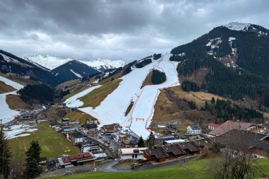Saalbach-Hinterglemm, Avusturya - 21 Mart 2024: Dünya Şampiyonası 'na ev sahipliği yapmadan bir yıl önce 12er Kogel' de Alp disiplini dünya kayak kupasının yamacını bitirmek